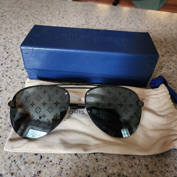 Authentic Louis Vuitton Clockwise sunglasses - Picture 5 of 7